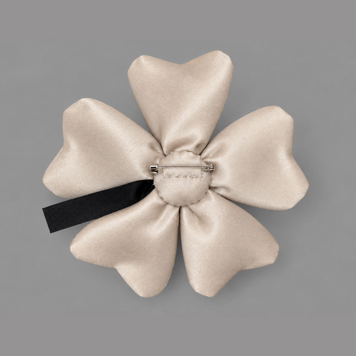 Flower brooch in silver