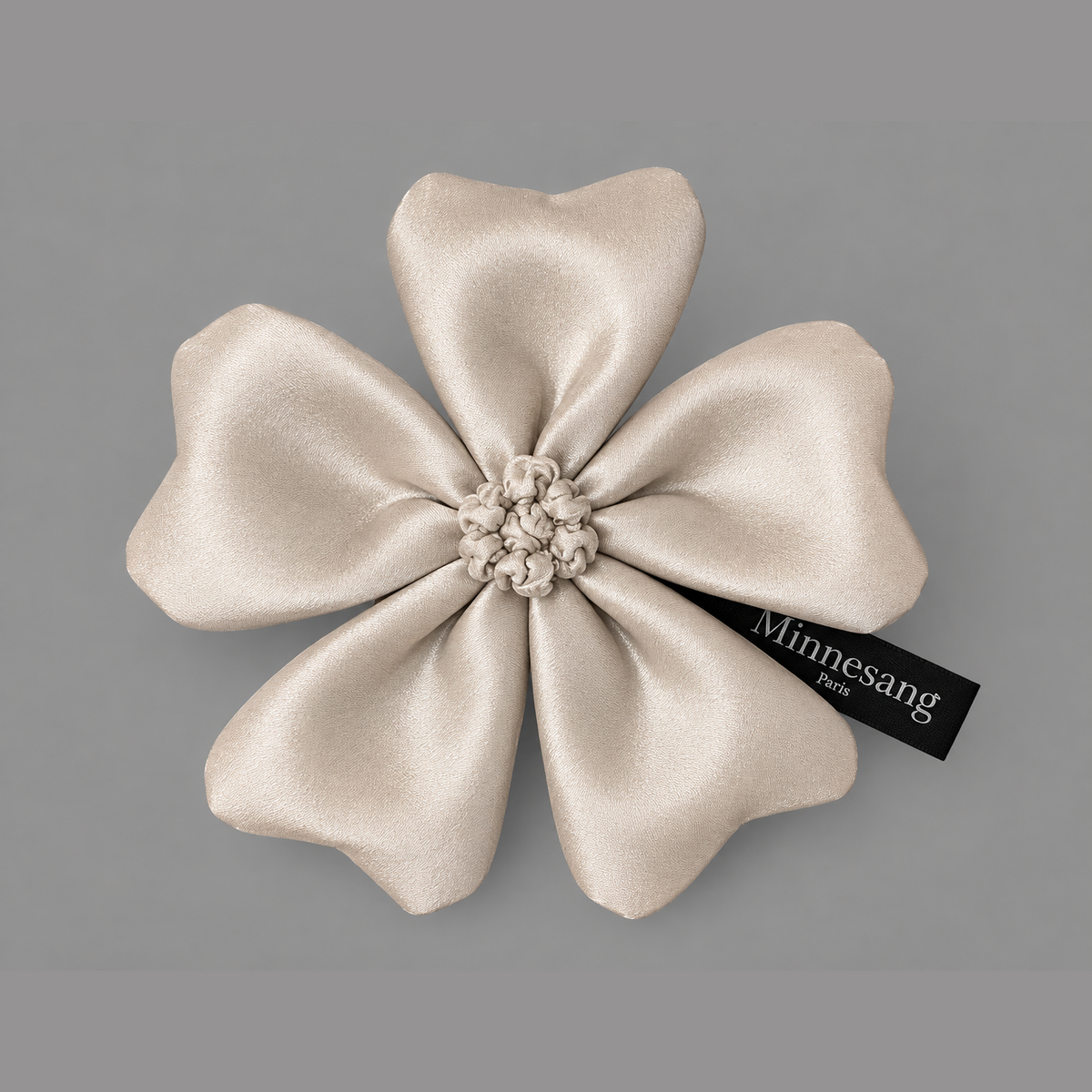 Flower brooch in silver