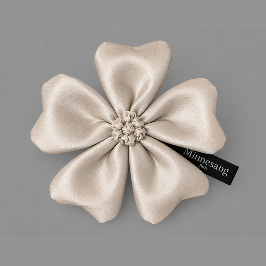 Flower brooch in silver